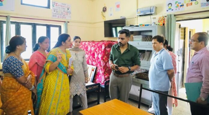 डीएम डॉ0 आशीष चौहान ने नारी निकेतन, बाल सुधार गृह एवं किशोरी गृह का किया निरीक्षण; सुरक्षा, स्वास्थ्य, शिक्षा एवं पुनर्वास व्यवस्थाओं को और सुदृढ़ बनाने के दिए निर्देश
