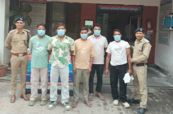 सार्वजनिक स्थान पर हुड़दंग करने वाले युवकों को दून पुलिस ने पहुँचाया सलाखों के पीछे