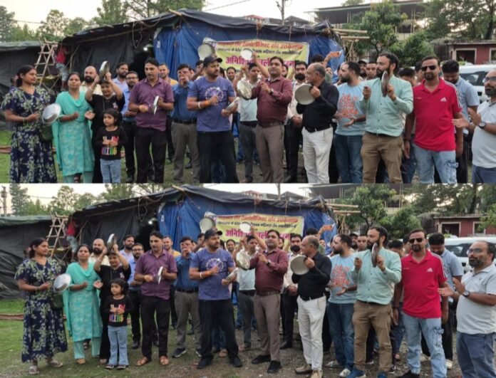 धरने के 43वें दिन बेरोजगार लैब तकनीशियनों ने थाली बजाकर सरकार को जगाने और मोमबत्ती जलाकर न्याय की मांग उठाई