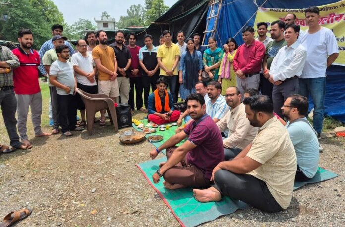 26 वर्षों से उपेक्षित बेरोजगार डिग्रीधारक लैब तकनीशियनों ने सरकार की बुद्धि-शुद्धि हेतु किया यज्ञ, हवन एवं पूजन
