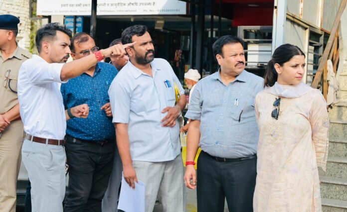 आढ़त बाजार/तहसील चौक सड़क चौड़ीकरण परियोजना कार्य प्रगति का डीएम ने किया स्थलीय निरीक्षण