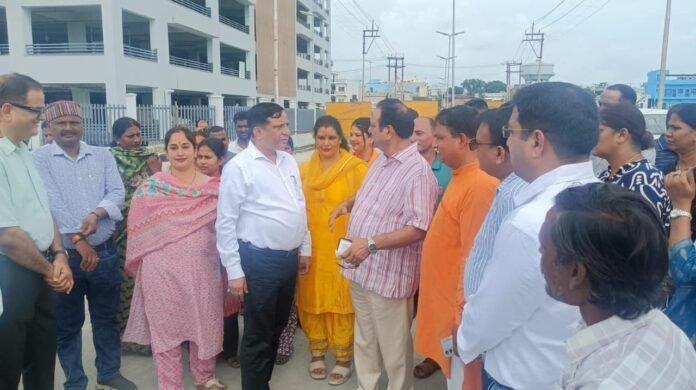 आढ़त बाजार के विकास कार्यों का विधायक विनोद चमोली और एमडीडीए उपाध्यक्ष बंशीधर तिवारी ने किया स्थलीय निरीक्षण