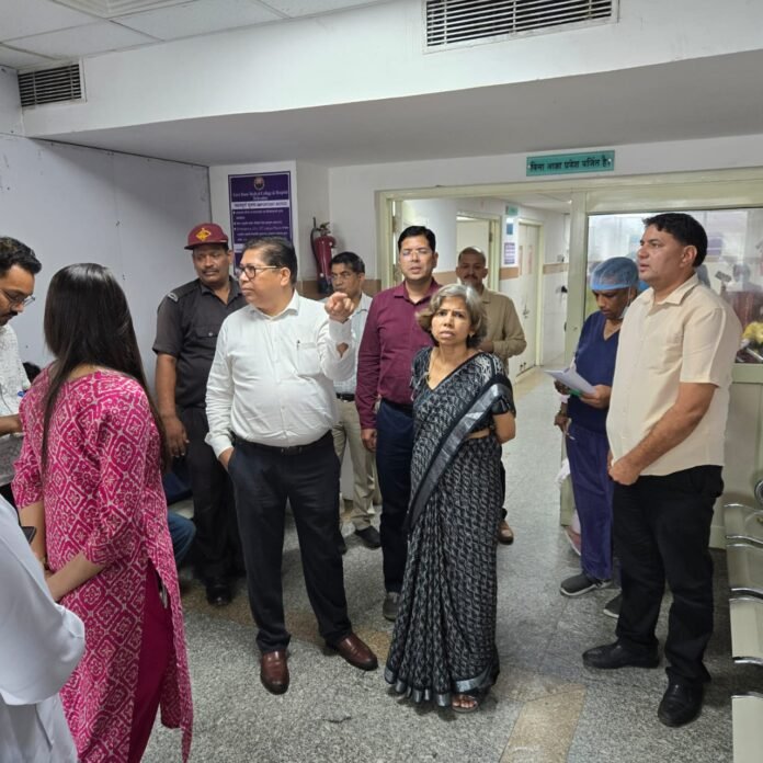 निदेशक चिकित्सा शिक्षा डॉ. आशुतोष सायना ने दून मेडिकल कॉलेज चिकित्सालय का किया सघन निरीक्षण, व्यवस्थाओं में लापरवाही पर दिए कड़े निर्देश