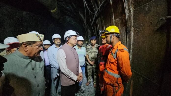 संकट की घड़ी में मौके पर पहुंचे सीएम धामी, टनल में चल रहे रेस्क्यू ऑपरेशन का लिया जायजा