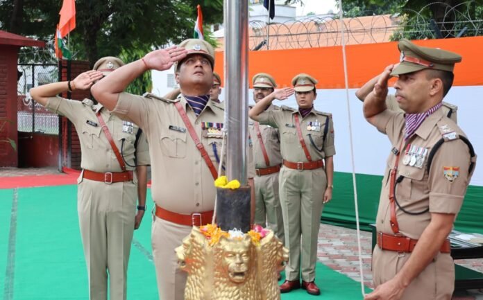 80 वें स्वतंत्रता दिवस के अवसर पर एसएसपी देहरादून द्वारा पुलिस लाइन देहरादून में किया ध्वजारोहण