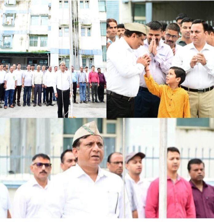 स्वतंत्रता दिवस के अवसर पर सूचना एवं लोकसंपर्क विभाग के महानिदेशक बंशीधर तिवारी ने विभागीय परिसर में ध्वजारोहण किया