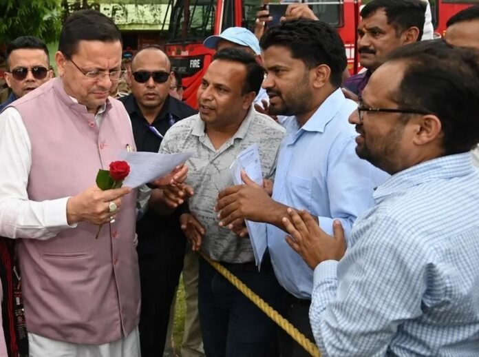 बेरोजगार डिग्रीधारी लैब तकनीशियनों ने हल्द्वानी में मुख्यमंत्री पुष्कर सिंह धामी से की मुलाकात