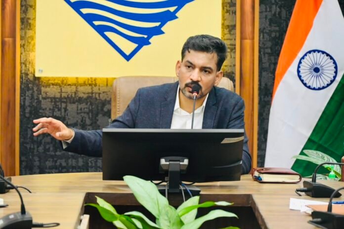 सीएम हेल्पलाइन की लंबित शिकायतों का प्राथमिकता से करें निस्तारणः जिलाधिकारी