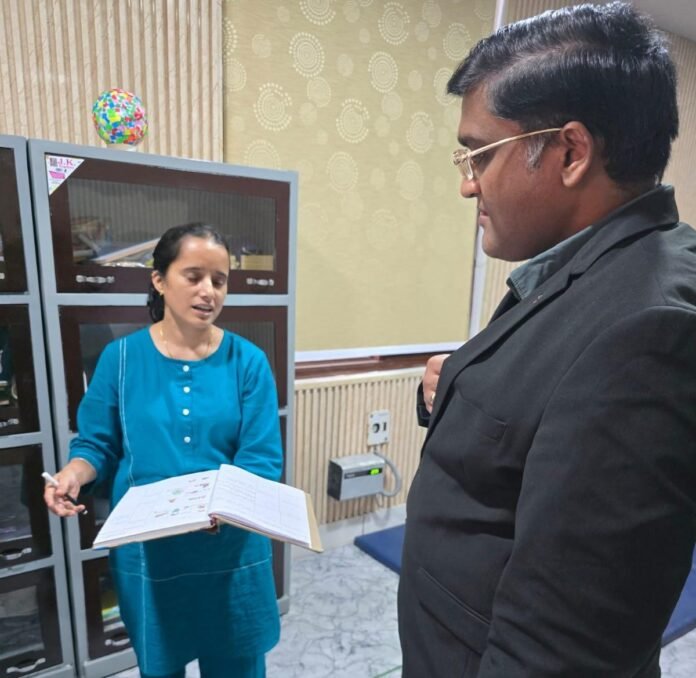 दिव्यांगजनों को योजनाओं एवं पुनर्वास सेवाओं का समयबद्ध और सुगम लाभ दिलाना सुनिश्चित करें-सचिव समाज कल्याण