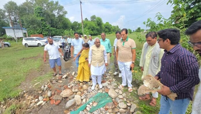 बाढ़ प्रभावित क्षेत्रों का मंत्री और विधायक ने किया स्थलीय निरीक्षण, अधिकारियों को त्वरित कार्रवाई के निर्देश