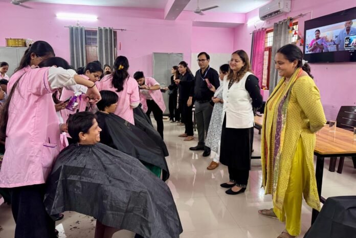 नारी निकेतन की संवासिनियों और बालिका निकेतन की बालिकाओं के लिए विशेष हेयर ग्रूमिंग एवं पर्सनल केयर क्लास