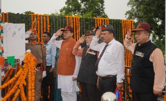 सीमांत क्षेत्र में शहीद स्मारक एवं विशाल तिरंगे का लोकार्पण, सीएम धामी ने वीर शहीदों को किया नमन