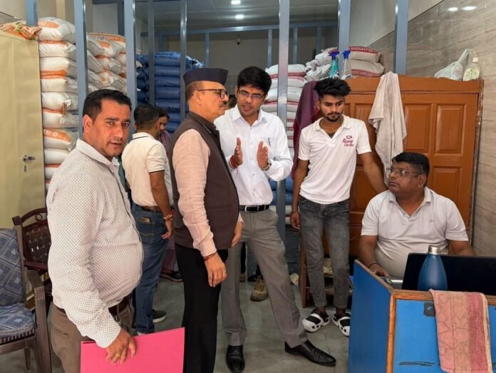 चीनी के बढ़ते मूल्यों पर नियंत्रण को लेकर जनपद में संयुक्त निरीक्षण एवं छापेमारी अभियान;स्टॉक एवं बिक्री अभिलेखों की गहन जांच