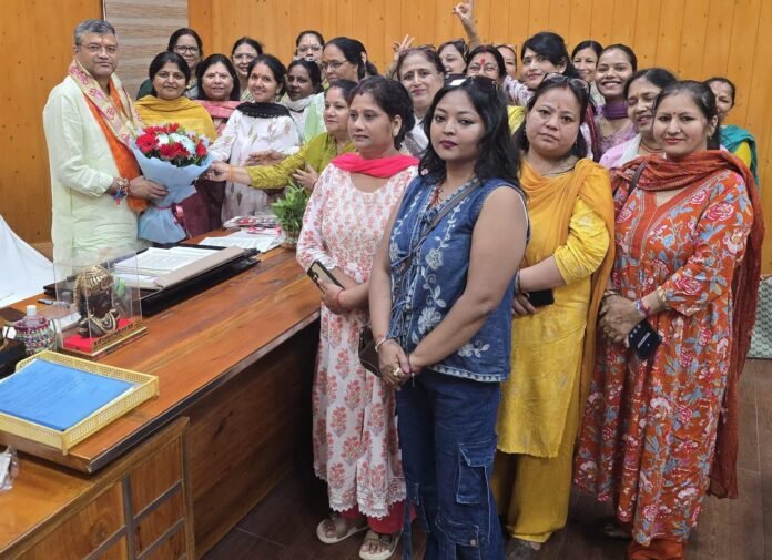 नारी सुरक्षा के लिए मेयर सौरभ थपलियाल का महिला मोर्चा ने किया आभार व्यक्त