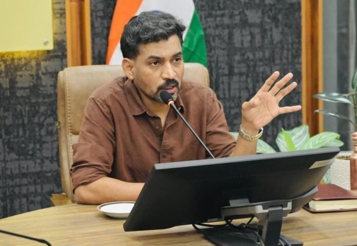 नदियों में कूड़ा डालने वालों पर होगी एफआईआर, डीएम ने अनधिकृत डंपिंग साइट तत्काल चिन्हित करने के निर्देश