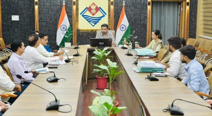 ग्रीन बिल्डिंग की धीमी प्रगति पर डीएम सख्त, कार्यदायी संस्था को फटकार