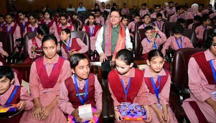दिव्यांग बच्चों के बीच अपना जन्म दिवस मनाने पहुंचे मुख्यमंत्री पुष्कर सिंह धामी