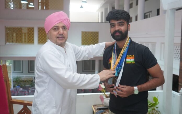 श्री गुरु राम राय विश्वविद्यालय के कराटे चैम्पियन हर्ष व्यास स्काॅटलैण्ड में परचम लहराने को तैयार