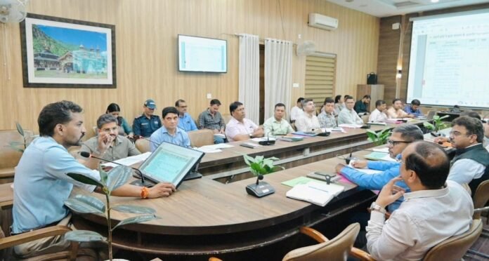 जिलाधिकारी ने जनपद स्तर पर संचालित योजनाओं एवं कार्यक्रमों की प्रगति की समीक्षा की, पार्किंग के लिए उपयुक्त स्थल चिह्नित करने के निर्देश