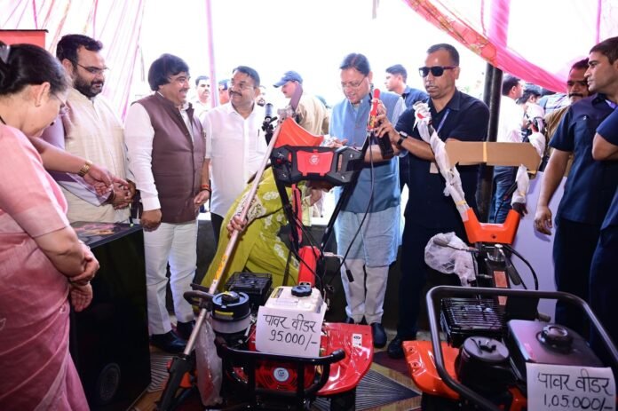 सेवा संकल्प अभियान के तहत देहरादून में आयोजित बहुउद्देशीय शिविर में मुख्यमंत्री ने किया प्रतिभाग, विभागीय स्टॉलों का किया अवलोकन