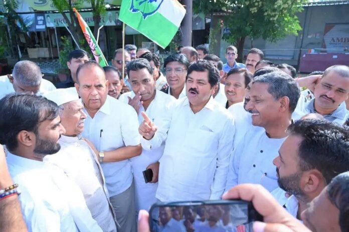 मुख्य निर्वाचन आयुक्त ज्ञानेश कुमार के इस्तीफे एवं गिरफ्तारी की मांग को लेकर कांग्रेस का जोरदार प्रदर्शन
