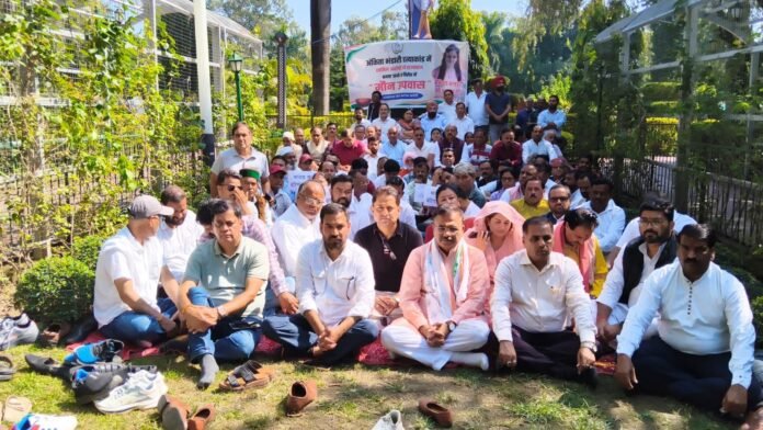 अंकिता भंडारी हत्याकांड में वीवीआईपी की भूमिका की निष्पक्ष जांच की मांग को लेकर कांग्रेस ने गांधी पार्क में रखा मौन उपवास