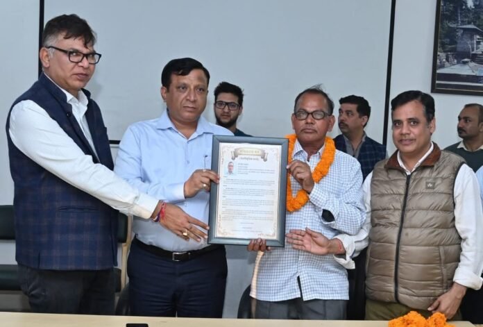 सूचना विभाग में 30 वर्ष की दीर्घकालीन सेवा के बाद सेवानिवृत्त हुए रईस अहमद, महानिदेशक ने दी भावभीनी विदाई